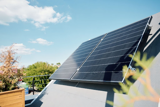 Adaptaciones en el hogar con paneles solares para crear viviendas sostenibles